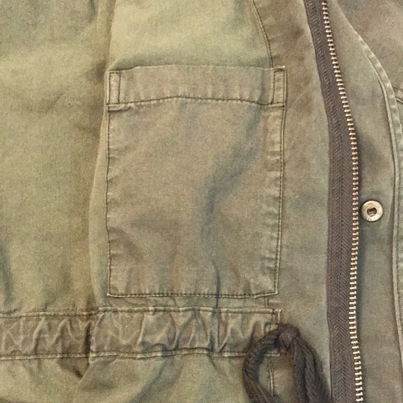 A casual jacket for men. Great item if you are looking for military-look style. - Picture 5 of 5